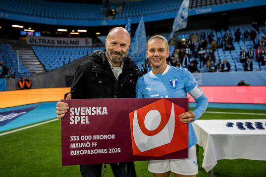 Malmö FFs Nellie Lilja får en check av Svenska Spels Ola