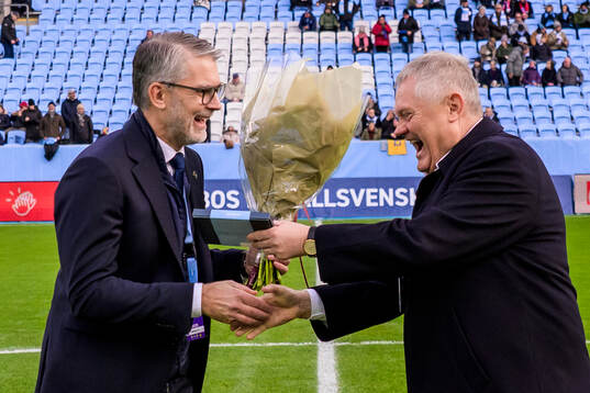 Malmö FFs avgående VD Niclas Carlnén får blommor av