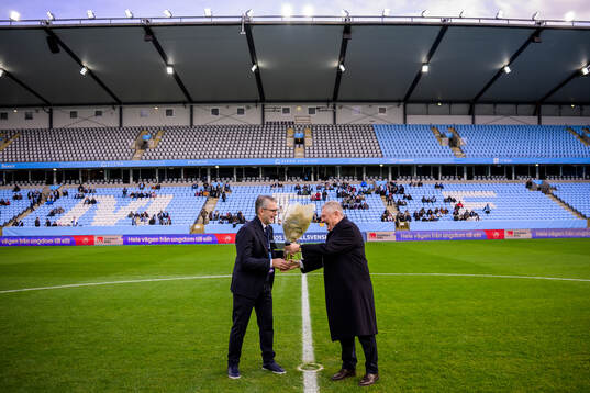 Malmö FFs avgående VD Niclas Carlnén får blommor av