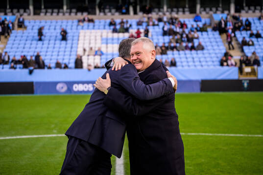 Malmö FFs avgående VD Niclas Carlnén kramas om av