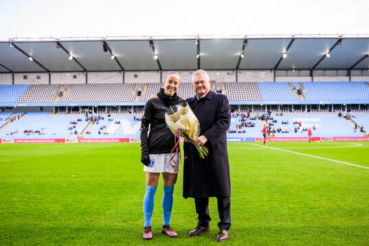 Malmö FFs Anna Plantin får blommor av ordförande Anders