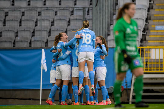 Malmö FFs Katariina Kosola kramas om av lagkamraterna