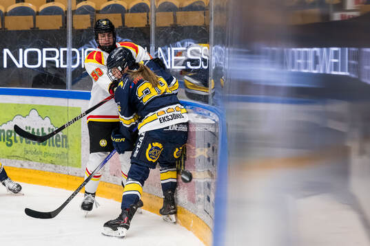 Brynäs Wilma Wäng-Germundsson och HV71s Silke Glud
