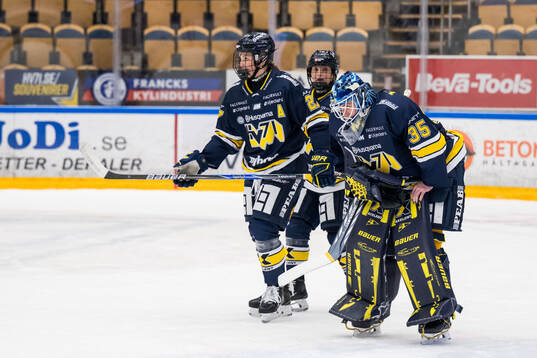HV71s Teghan Inglis och målvakt Stephanie Neatby deppar
