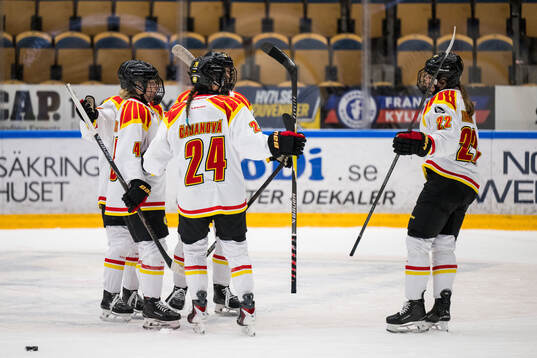 Brynäs Noora Tulus, Sara Cajanova och Hanna Thuvik jublar