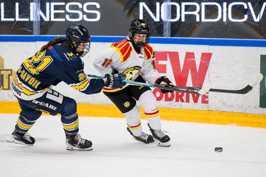 HV71s Evelyne Blais-Savoie och Brynäs Selma Karlsson