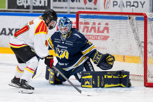 Brynäs Noora Tulus och HV71s målvakt Stephanie Neatby