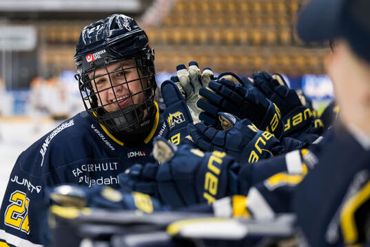 HV71s Evelyne Blais-Savoie jublar