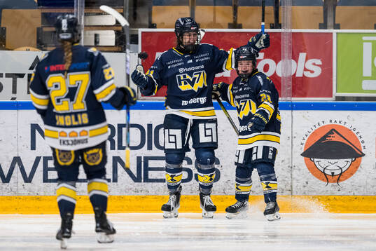 HV71s Evelyne Blais-Savoie och Kennedy Bobyck jublar