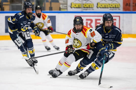 Brynäs Noora Tulus och HV71s Evelyne Blais-Savoie