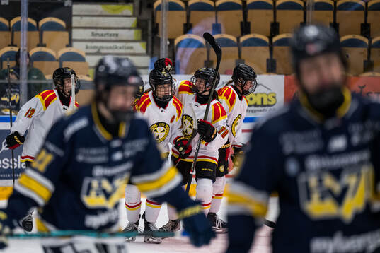 Brynäs Hanna Thuvik och Maude Poulin-Labelle jublar
