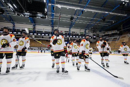 Brynäs Hanna Thuvik och Selma Karlsson jublar