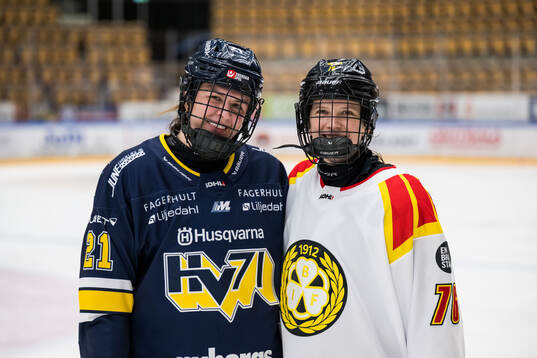 HV71s Evelyne Blais-Savoie och Brynäs Maude Poulin-Labelle