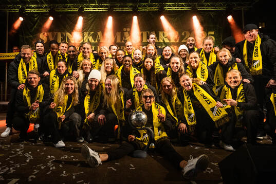 Spelare och ledare jublar med Kronprinsessan Victorias pokal