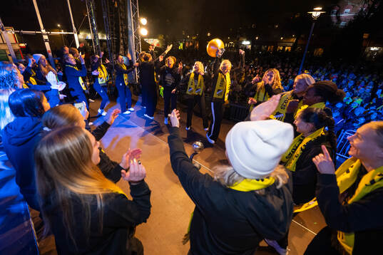 Spelarna dansar