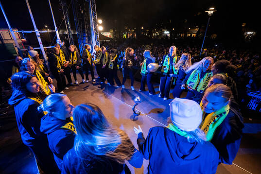 Spelarna dansar