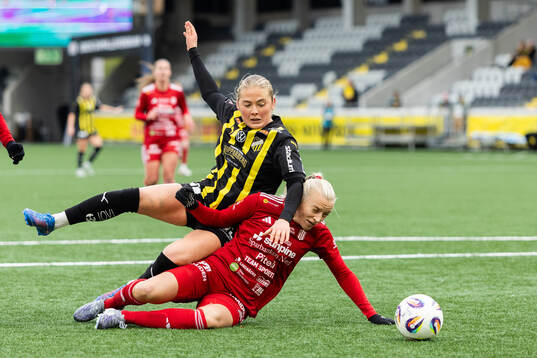 Häckens Paulina Nyström och Piteås Wilma Carlsson