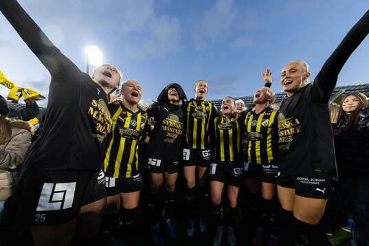 Spelare ur Häcken jublar
