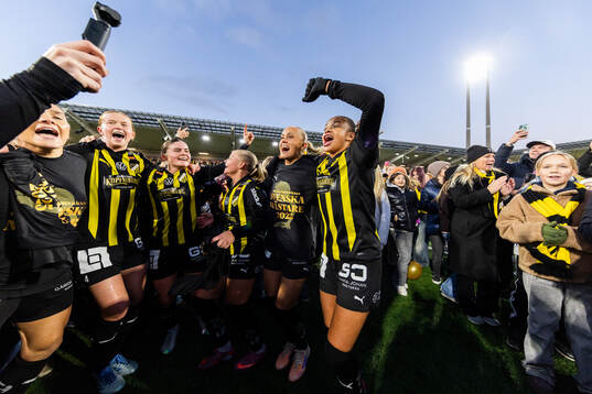 Spelare ur Häcken jublar