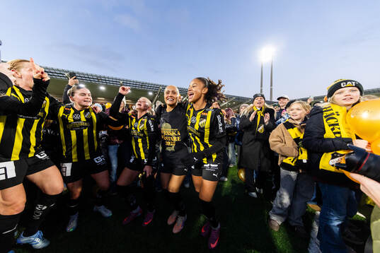 Spelare ur Häcken jublar