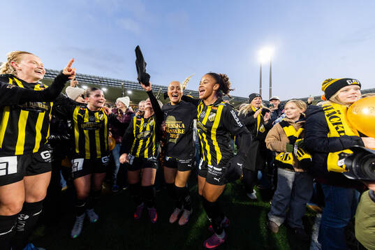 Spelare ur Häcken jublar