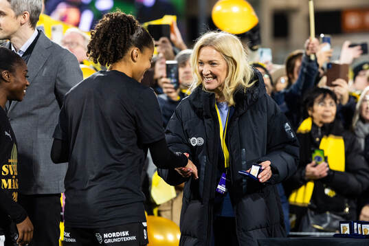 Häckens Felicia Schröder tar emot en medalj av EFDs