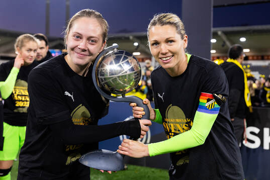 Häckens Alice Bergström och målvakt Jennifer Falk med