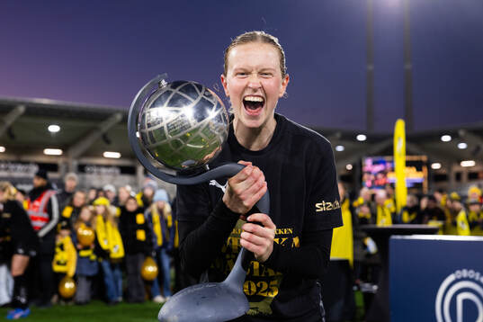 Häckens Emma Östlund med Kronprinsessans Viktorias pokal