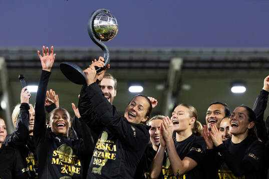 Häckens Aivi Luik jublar med Kronprinsessan Victorias pokal