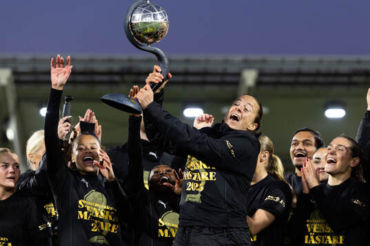 Häckens Aivi Luik jublar med Kronprinsessan Victorias pokal