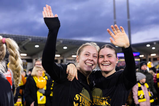 Häckens Alice Bergström och Hanna Wijk jublar