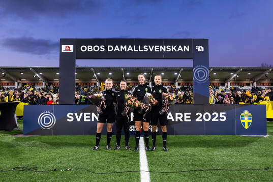 Domare Lovisa Johansson samt assisterande domare Nike