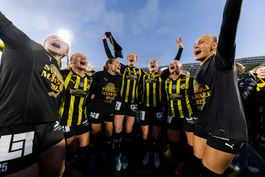 Spelare ur Häcken jublar