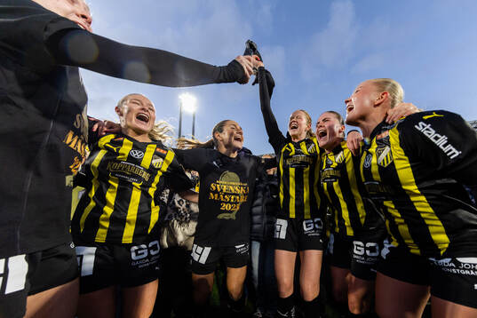 Spelare ur Häcken jublar