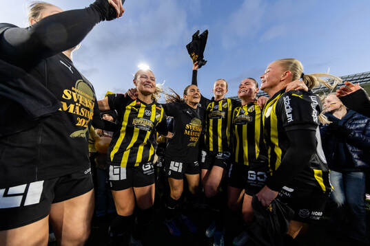Spelare ur Häcken jublar