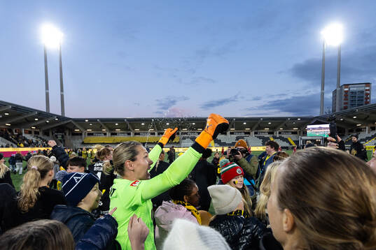 Häckens målvakt Jennifer Falk Häcken jublar