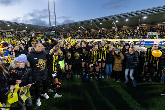 Häckens spelare jublar