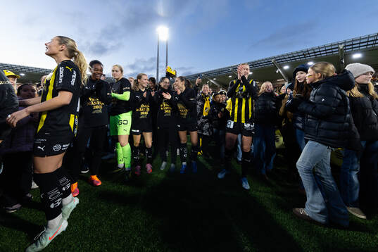Häckens spelare jublar