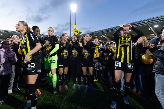 Häckens spelare jublar