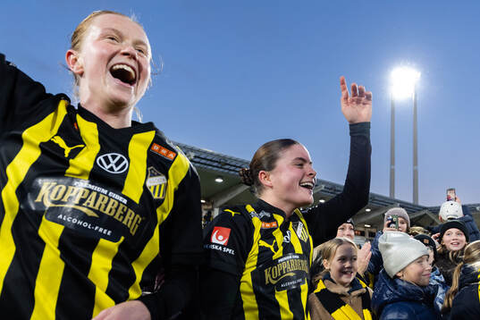 Häckens Emma Östlund och Hanna Wijk  jublar