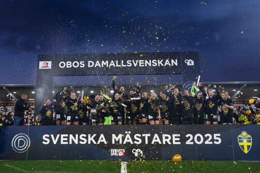 Häckens spelare och ledare jublar med Kronprinsessan
