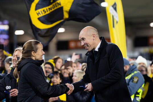 Aivi Luik och Svenska fotbollsförbundets ordförande Simon