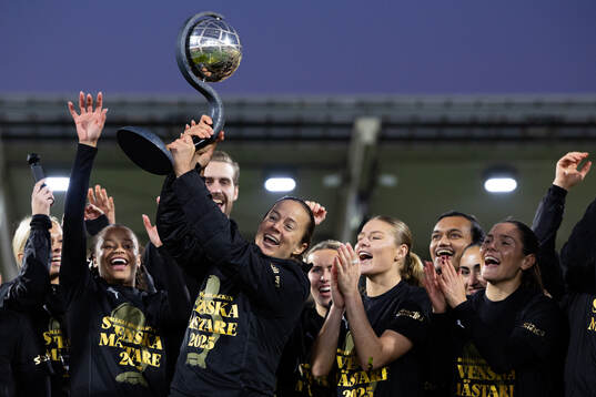 Häckens Aivi Luik jublar med Kronprinsessan Victorias pokal
