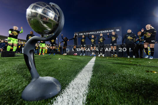 Häckens spelare dansar runt Kronprinsessan Victorias pokal