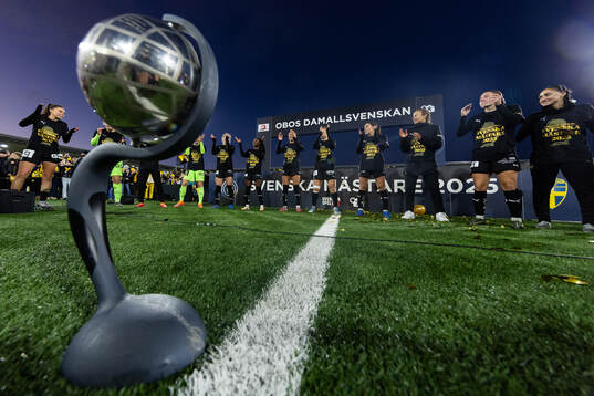 Häckens spelare dansar runt Kronprinsessan Victorias pokal