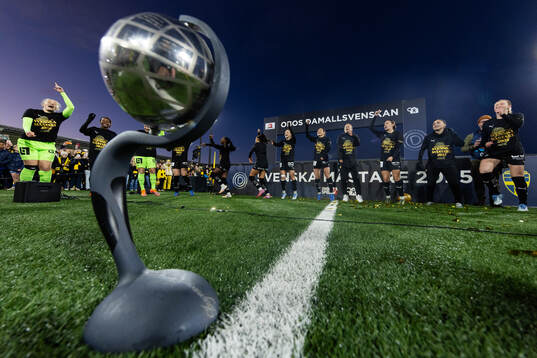 Häckens spelare dansar runt Kronprinsessan Victorias pokal