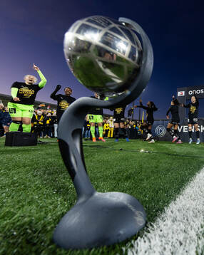 Häckens spelare dansar runt Kronprinsessan Victorias pokal