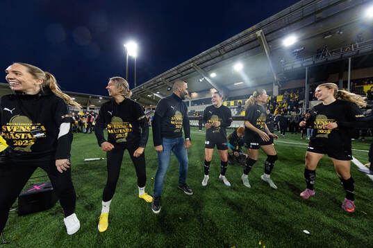 Häckens spelare dansar runt Kronprinsessan Victorias pokal