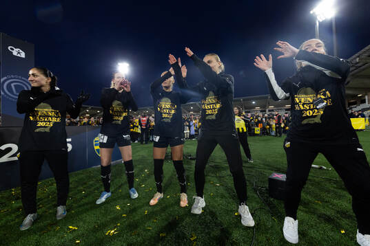 Häckens spelare dansar runt Kronprinsessan Victorias pokal