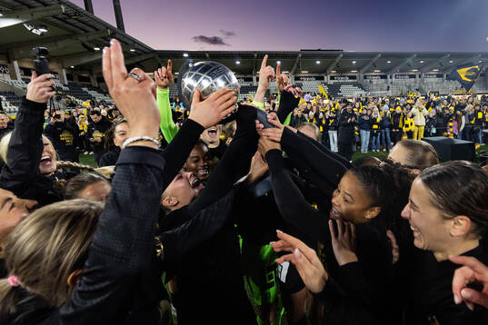 Häckens spelare jublar med Kronprinsessan Victorias pokal
